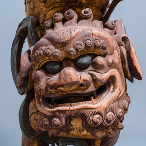 Twee grote Chinese vergulde en gepolychromeerde houten zuilfragmenten, 18/19e eeuw — foto 8