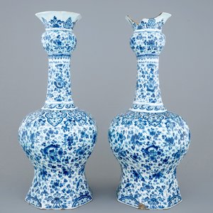 Twee grote Delftse knobbelvazen met millefleurs decor, eind 17e eeuw — foto 3