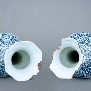 Twee grote Delftse knobbelvazen met millefleurs decor, eind 17e eeuw — foto 5