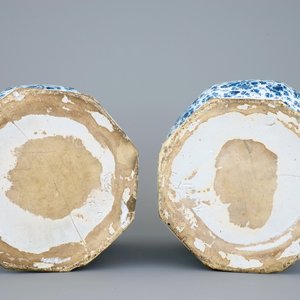 Twee grote Delftse knobbelvazen met millefleurs decor, eind 17e eeuw — foto 6