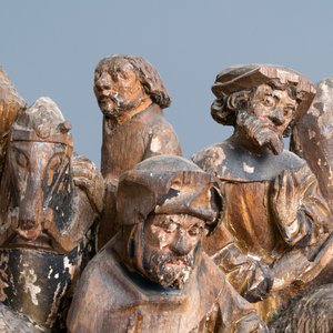 Twee grote gepolychromeerde eikenhouten retabelfragmenten van een kruisiging, wellicht Brabant, 15/16e eeuw — foto 14