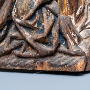Twee grote gepolychromeerde eikenhouten retabelfragmenten van een kruisiging, wellicht Brabant, 15/16e eeuw — foto 26