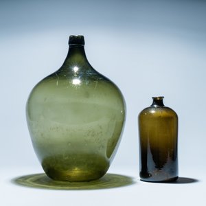 Twee grote groene glazen flessen, 18e eeuw — foto 2
