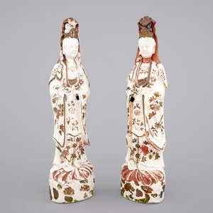 Twee grote koud-beschilderde blanc de Chine Dehua figuren van Guanyin, 18e eeuw — foto 1