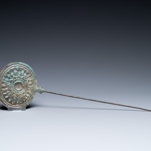 Twee grote Luristaanse bronzen kledingpinnen met schijfvormige ornamenten, Iran, 1e millennium v.C. — foto 5