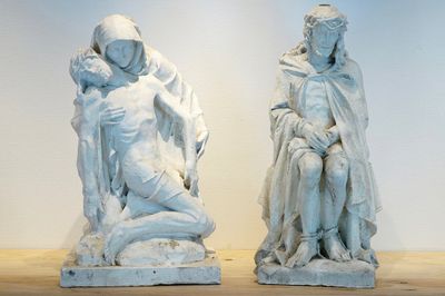 Twee grote plaasteren figuren, een piëta en Christus op de koude steen, 19e eeuw, Brugge