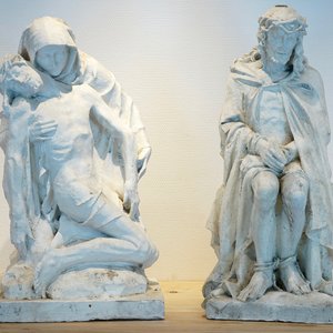 Twee grote plaasteren figuren, een piëta en Christus op de koude steen, 19e eeuw, Brugge — foto 1