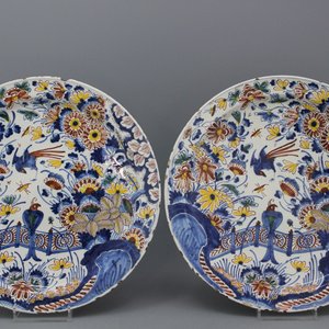 Twee grote polychrome Delftse borden, met vogels en bloemen, 17e eeuw — foto 1