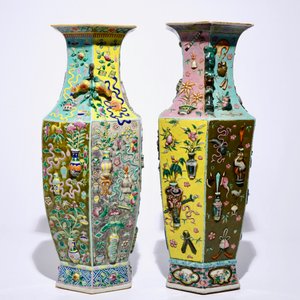Twee hexagonale Chinese famille rose vazen met reliëfdecor, 19e eeuw — foto 4