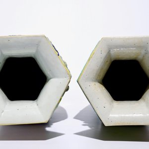 Twee hexagonale Chinese famille rose vazen met reliëfdecor, 19e eeuw — foto 5