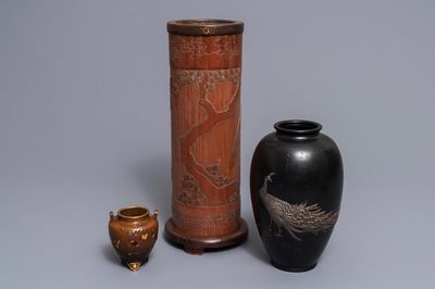 Twee ingelegde bronzen vazen en een bamboe ikebana met adelaar, Japan, Meiji, 19/20e eeuw