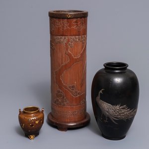 Twee ingelegde bronzen vazen en een bamboe ikebana met adelaar, Japan, Meiji, 19/20e eeuw — foto 1