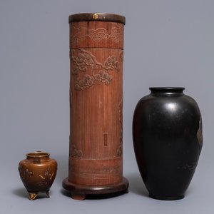 Twee ingelegde bronzen vazen en een bamboe ikebana met adelaar, Japan, Meiji, 19/20e eeuw — foto 3