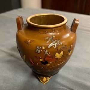 Twee ingelegde bronzen vazen en een bamboe ikebana met adelaar, Japan, Meiji, 19/20e eeuw — foto 8
