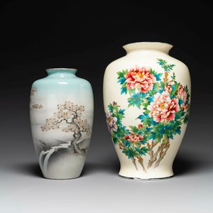 Twee Japanse cloisonné vazen met floraal decor, Meiji/Taisho/Showa — foto 1