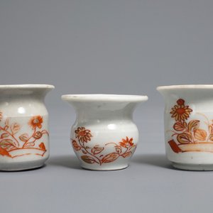 Twee Japanse Imari miniatuur zalfpotten en een kwispedoor, Edo, 18e eeuw — foto 2