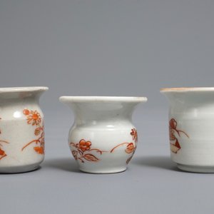 Twee Japanse Imari miniatuur zalfpotten en een kwispedoor, Edo, 18e eeuw — foto 3