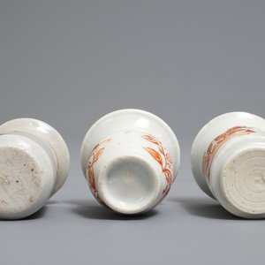 Twee Japanse Imari miniatuur zalfpotten en een kwispedoor, Edo, 18e eeuw — foto 6