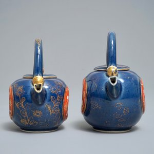 Twee Japanse Imari theepotten met reliëfdecor van hanen en bloemen op blauwe fondkleur, Edo, 17/18e eeuw — foto 3