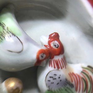 Twee Japanse Imari theepotten met reliëfdecor van hanen en bloemen op blauwe fondkleur, Edo, 17/18e eeuw — foto 10