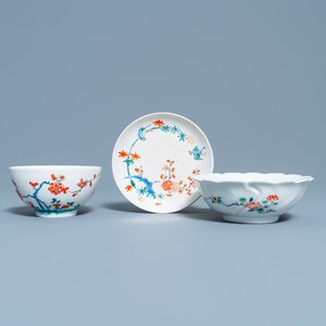 Twee Japanse Kakiemon-stijl kommen en een schotel, Edo — foto 1