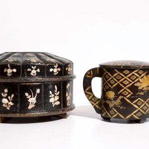 Twee Japanse lakwerk en parelmoer dozen en een theepot, Meiji, 19/20e eeuw — foto 2