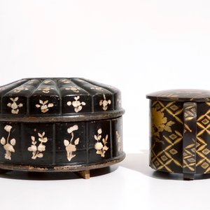 Twee Japanse lakwerk en parelmoer dozen en een theepot, Meiji, 19/20e eeuw — foto 5