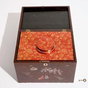 Twee Japanse lakwerk en parelmoer dozen en een theepot, Meiji, 19/20e eeuw — foto 9