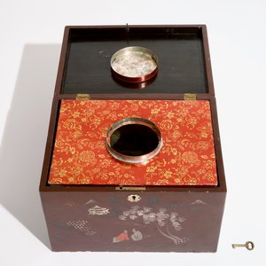 Twee Japanse lakwerk en parelmoer dozen en een theepot, Meiji, 19/20e eeuw — foto 10