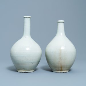Twee Japanse monochrome witte Arita flessen, Edo, 17e eeuw — foto 5