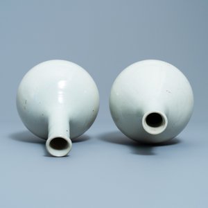 Twee Japanse monochrome witte Arita flessen, Edo, 17e eeuw — foto 6