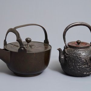 Twee Japanse tetsubins in smeedijzer en brons, Meiji, 19e eeuw — foto 1