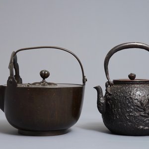 Twee Japanse tetsubins in smeedijzer en brons, Meiji, 19e eeuw — foto 2