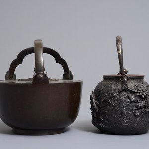 Twee Japanse tetsubins in smeedijzer en brons, Meiji, 19e eeuw — foto 5