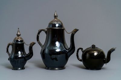 Twee kannen en een theepot in zwart aardewerk met zilveren montuur, Namen, 18e eeuw