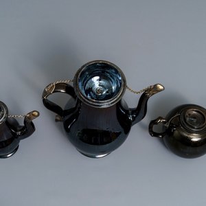 Twee kannen en een theepot in zwart aardewerk met zilveren montuur, Namen, 18e eeuw — foto 7