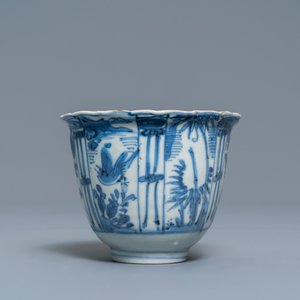 Twee kleine Chinese blauw-witte bordjes en een kraaienkom, Wanli en Kangxi — foto 3