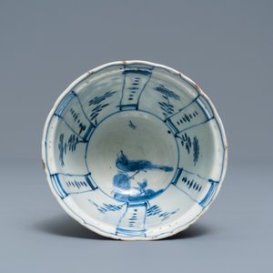 Twee kleine Chinese blauw-witte bordjes en een kraaienkom, Wanli en Kangxi — foto 7