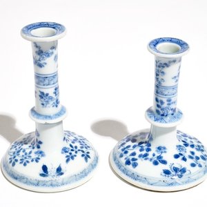 Twee kleine Chinese blauwwitte kandelaars, Kangxi — foto 1