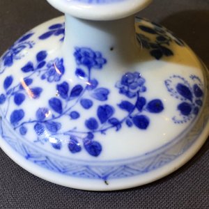 Twee kleine Chinese blauwwitte kandelaars, Kangxi — foto 11