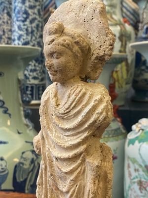 Twee kleine Gandhara hoofden van Bodhisattva in grijze schist, een stucco Bodhisattva en een stucco vrouwenhoofd, 1/4e eeuw — foto 16
