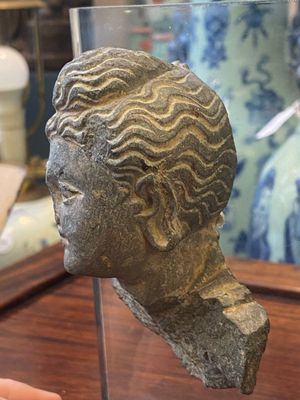 Twee kleine Gandhara hoofden van Bodhisattva in grijze schist, een stucco Bodhisattva en een stucco vrouwenhoofd, 1/4e eeuw — foto 7