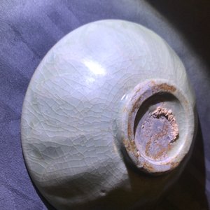 Twee Koreaanse celadon porseleinen kommen, Goryeo/Joseon, 14/15e eeuw — foto 23