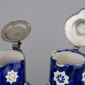 Twee kruiken in Brussels aardewerk met blauw fondkleur, 18e eeuw — foto 5