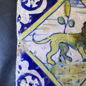 Twee kwadraattegels met een hond en een beer, Antwerpen of Middelburg, eind 16e eeuw — foto 3