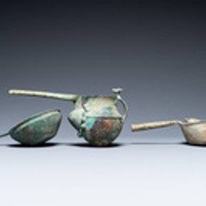 Twee Luristaanse bronzen kookpotten en een snavelkan, Iran, 1e millennium v.C. — foto 2