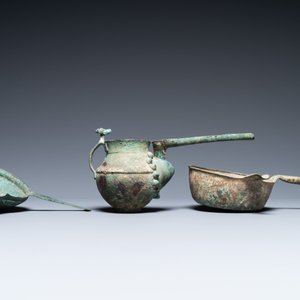 Twee Luristaanse bronzen kookpotten en een snavelkan, Iran, 1e millennium v.C. — foto 4