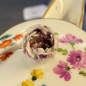 Twee Meissen porseleinen dekselkannen met floraal decor, Duitsland, 18/19e eeuw — foto 9