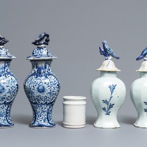 Twee paar blauwwitte Delftse dekselvazen en een apothekerspot, 18e eeuw — foto 3