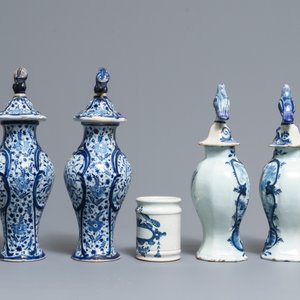Twee paar blauwwitte Delftse dekselvazen en een apothekerspot, 18e eeuw — foto 4